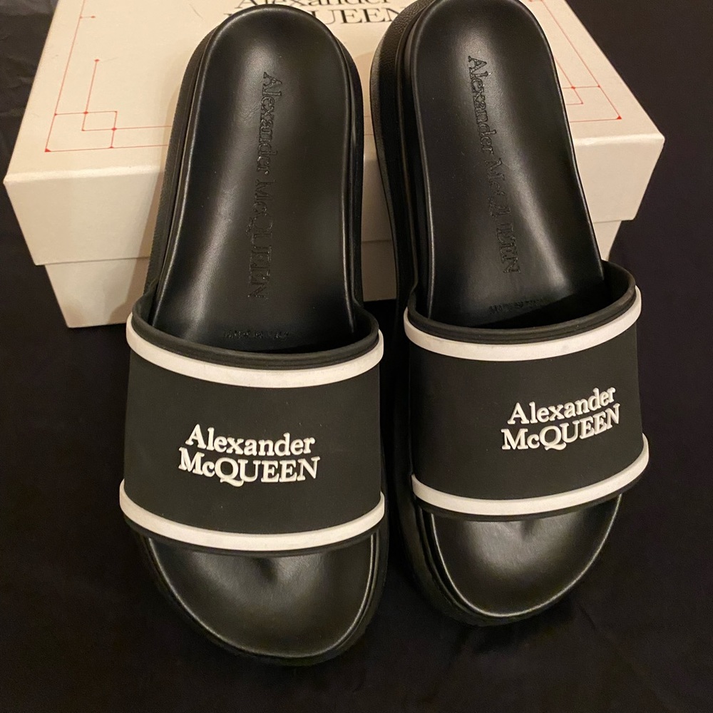ALEXANDER MCQUEEN
LOGO PRINT SLIDE SANDALS
